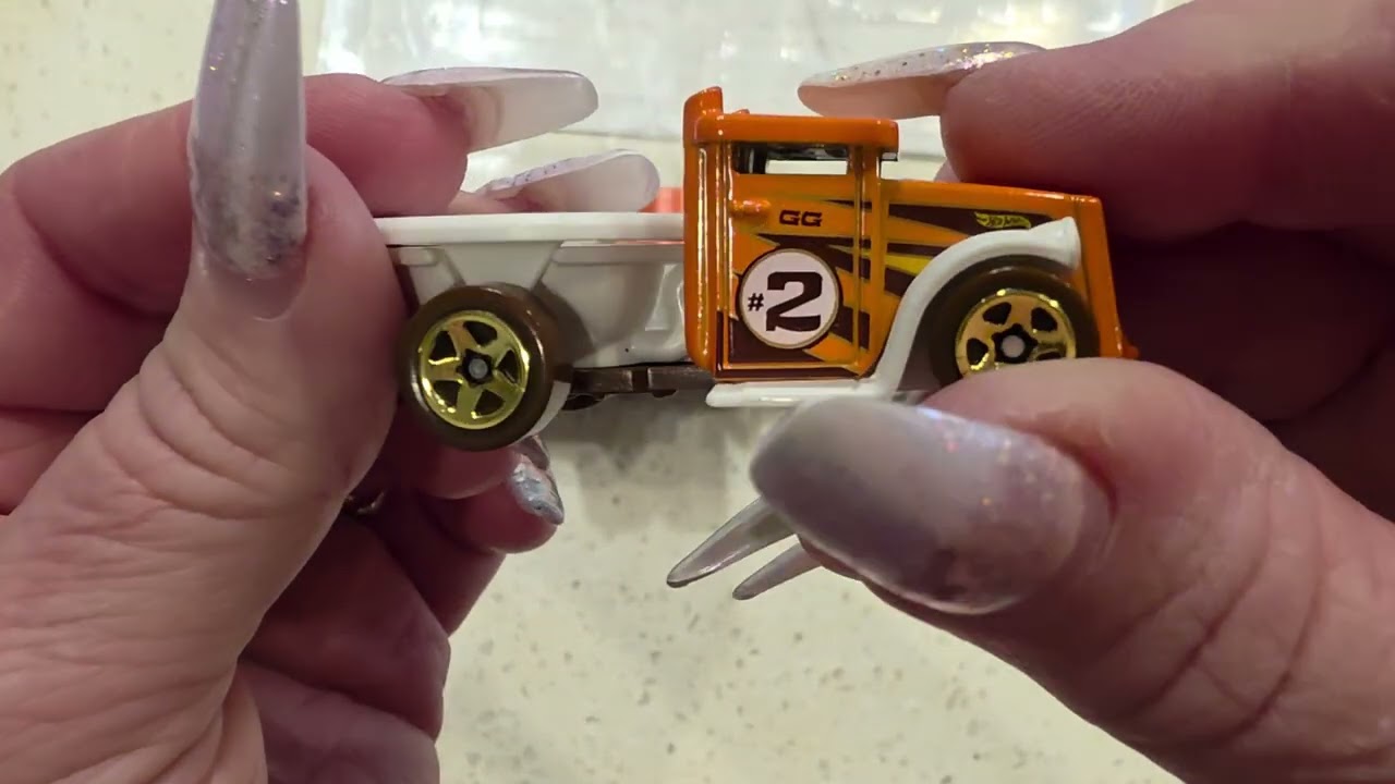 Распаковка и демонстрация модели Hot Wheels Super Rigs Heavy Doody Dumper!