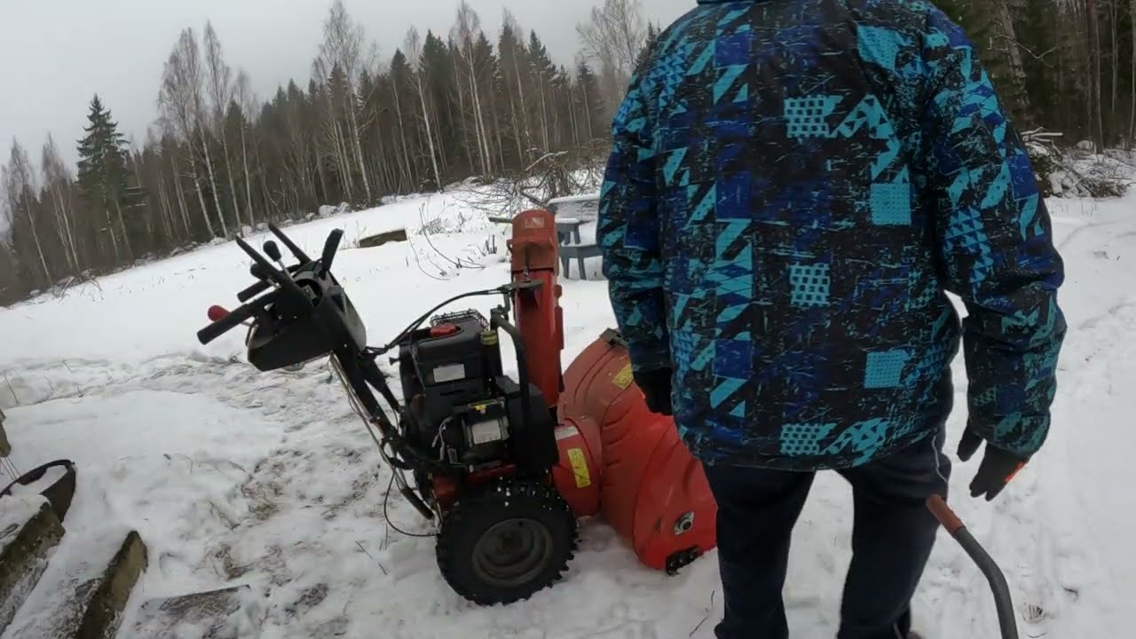 Eka linkous mökillä pienen kolinan kera