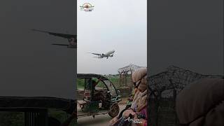 Emirates Boeing 777 Landing Spectacle | Crowd Watches in Awe ✈️🇦🇪 #aerolens #aviation #emirates