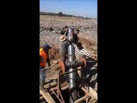 Installation of an infiltration experiment at the middle of a riverbed