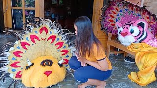 Combing the fur of the one-eyed and pink barongan