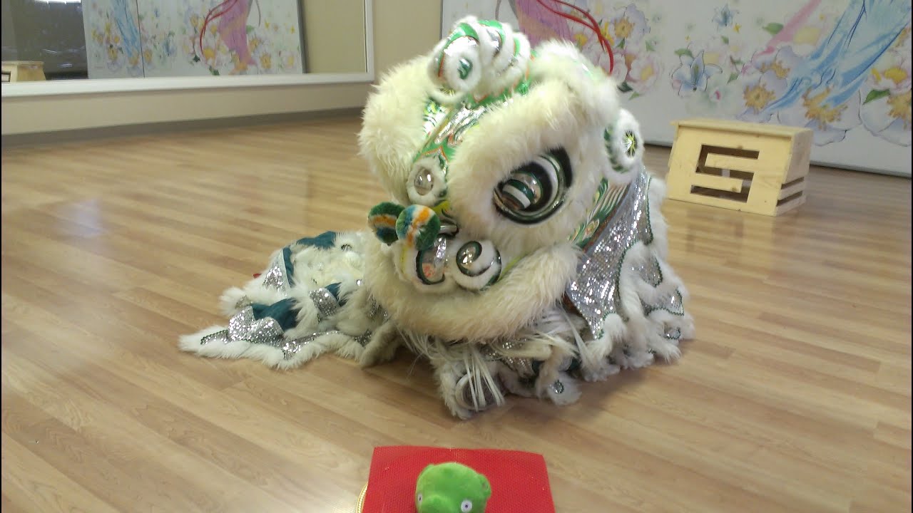 Lion Dance - Eating 101