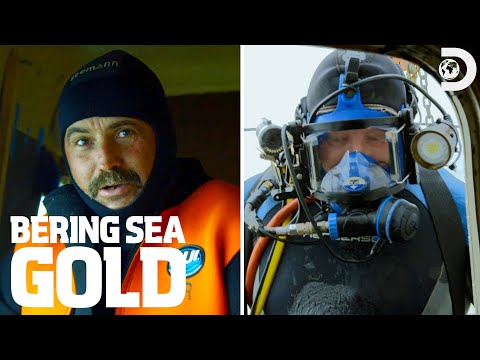 Diver vs Diver! Who Gets More Gold? | Bering Sea Gold