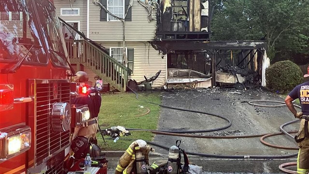 Family escapes early morning house fire in DeKalb County - YouTube