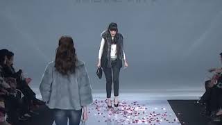 Model Falls Down And Loses Her Scarf At Keraia Fallwinter 2016 Taipei In Style. Hd Video