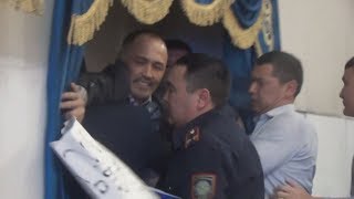 Полицейские грубо сорвали митинг на отчетной встречи Акима Уральск а