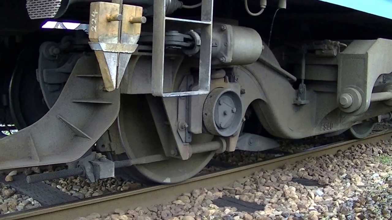 近江鉄道】224形 ブレーキシリンダーとブレーキシューの動作の近影