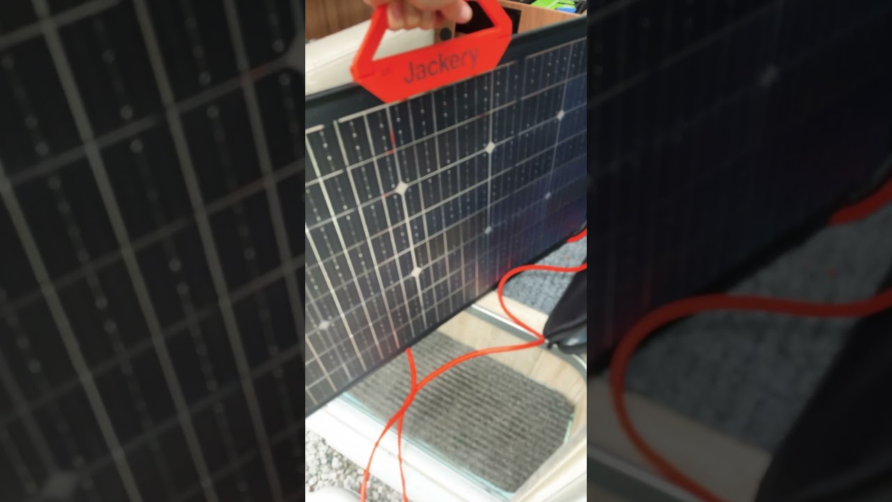 Kopplar in en extra solpanel till regulatorn. 