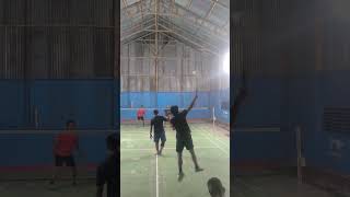 Menurut kalian siapa lebih jago pengalaman bapak vs semangat anak.?🤔  #BadmintonLovers  #Badminton