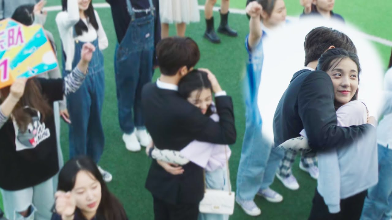 Girl gets separated, but blind president quickly found and hugs her in the crowd！