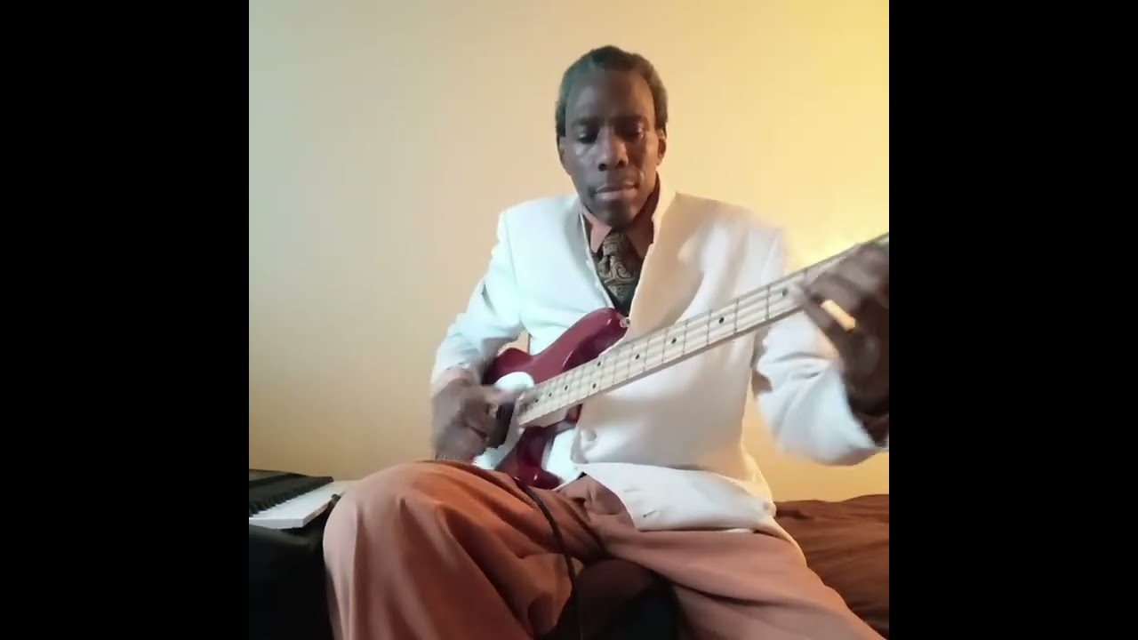 Госпел-музыка с басом и драм-машиной, сопровождаемая криками! Уличный пастор, проповедник, Уоррен...