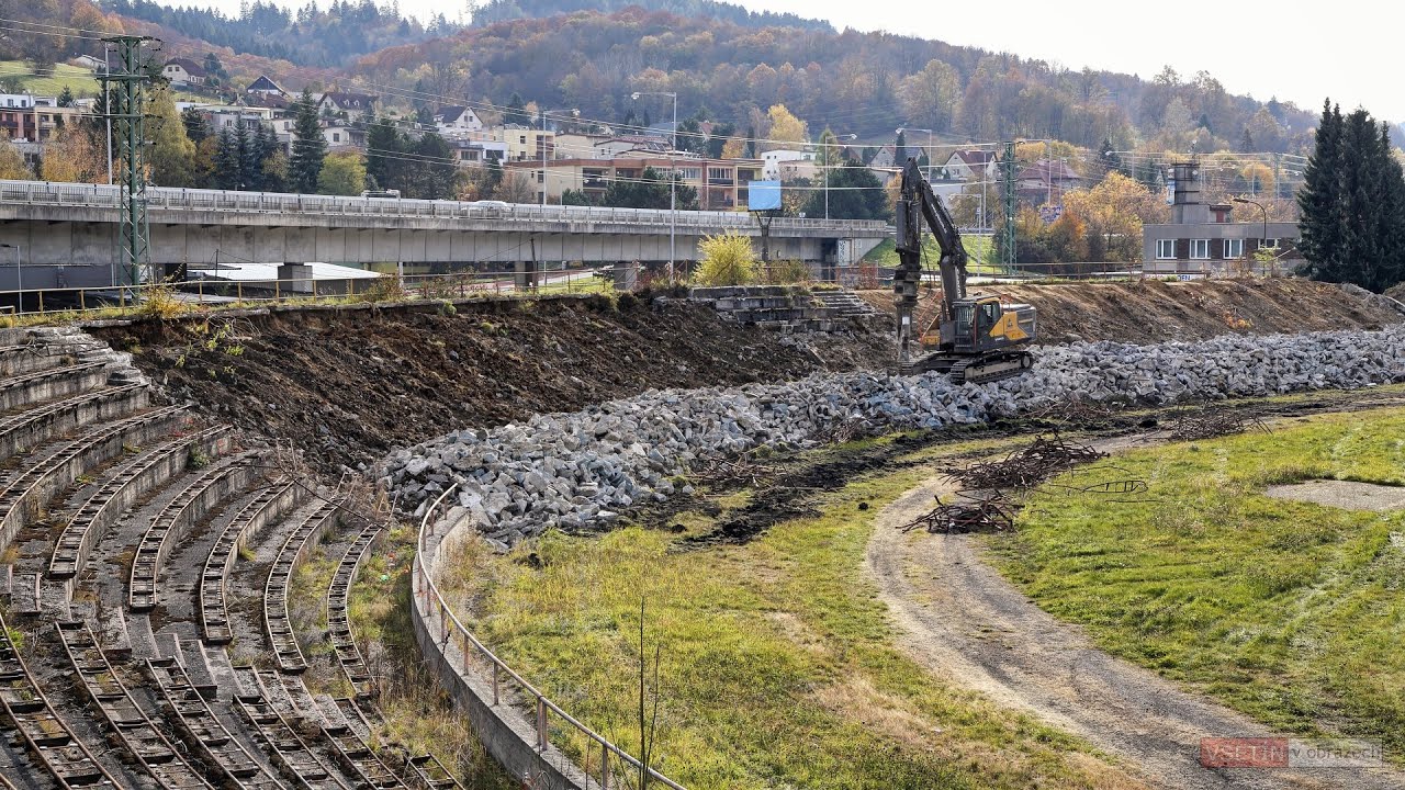Demolice tribun stadionu na Ohradě