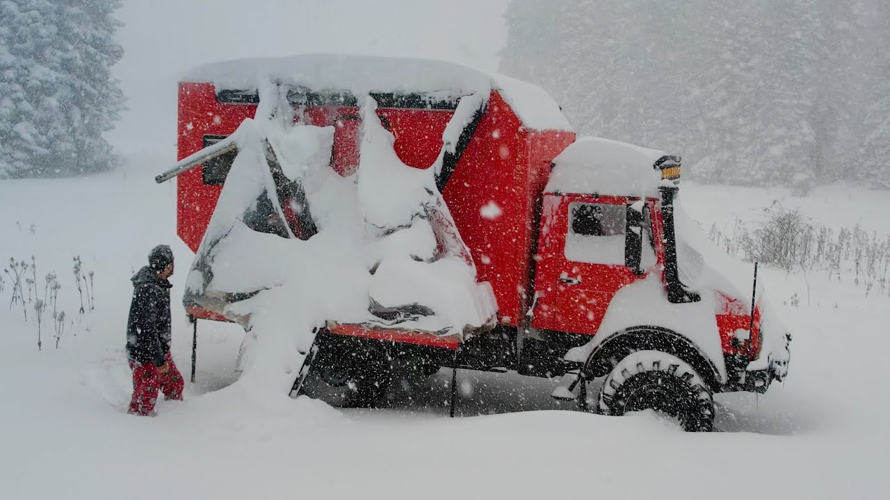 КАРАВАН РАЗРУШИЛСЯ ВО СИЛЬНУЮ снежную бурю