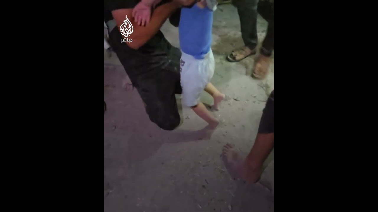 إنقاذ طفل من تحت أنقاض خلفها قصف إسرائيلي على رفح