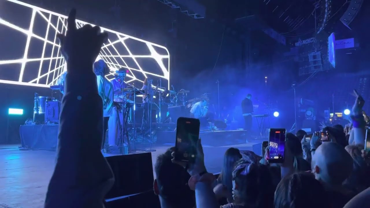 Bastille live: Distorted light beam