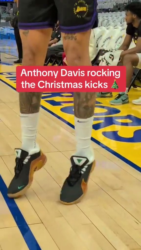Anthony Davis with the Christmas spirit ?