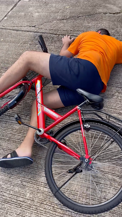 He was in a hurry🤣🙈🚲