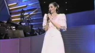 Crystal Gayle and other artists on stage