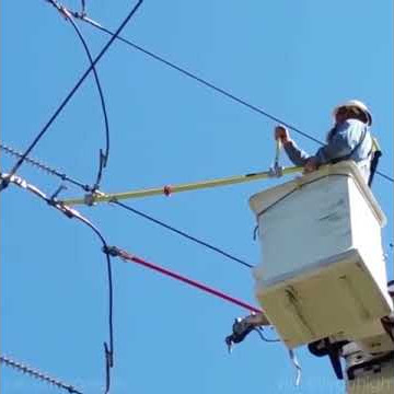 Detik-detik pekerja PLN tersengat listrik