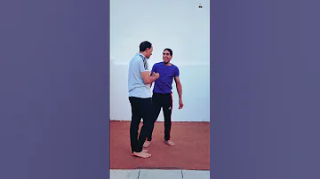 لو شخص مسكك بالشكل ده تتصرف ازاي بقا 