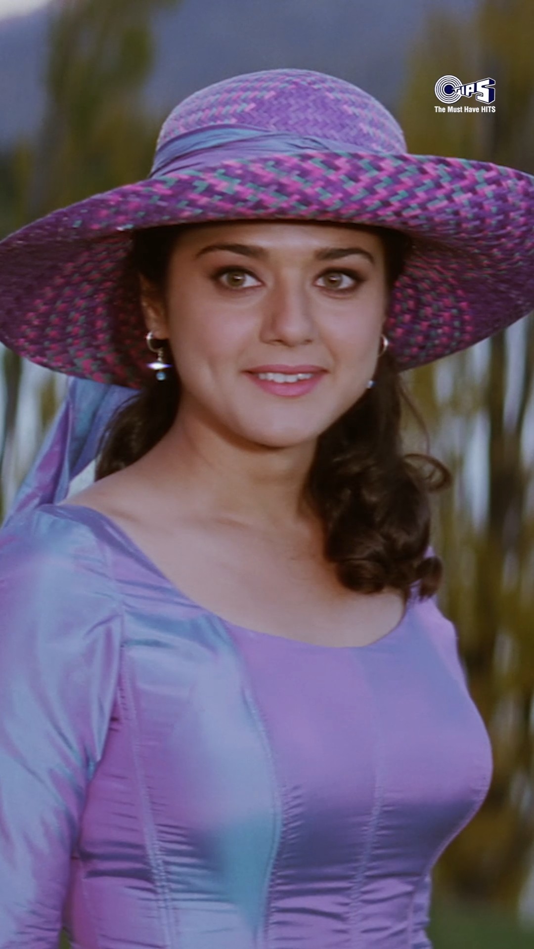 Her smile just lights up the screen ✨ Wishing the ever-charming #prietyzinta  Happy Birthday ?