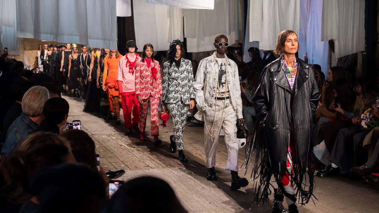 Moschino Spring/Summer 2025 fashion show - YouTube