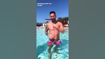 Thumbnail of Messi, pura amabilidad: ¡un pedido de saludo en plena pileta!