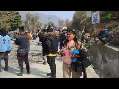 रामेछाप बस दुर्घटनाको छानबिन र क्षतिपूर्तिको माग गर्दै स्थानीयद्वारा सडक अवरुद्ध
