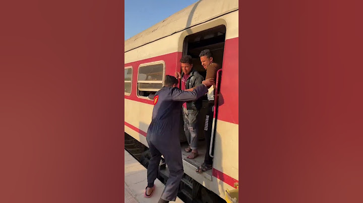 مرضيش يركب عامل النظافه في القطر😱