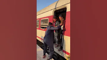 مرضيش يركب عامل النظافه في القطر 