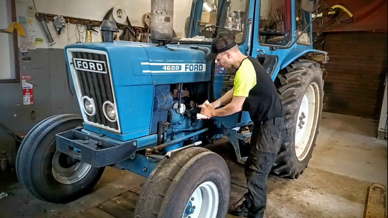 Ford 4600 Tractor Oil change in the workshop