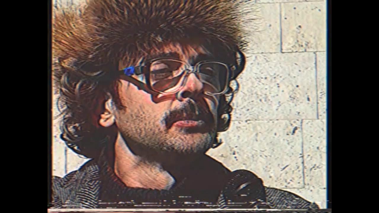 Отпуск. Отпуск. Отпуск работника. Смешной инженер. С ноутбуком на пляже.