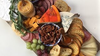 HOLIDAY APPETIZERS: HOW TO BUILD A HOLIDAY CHEESE BOARD & EASY GOAT CHEESE CROSTINI