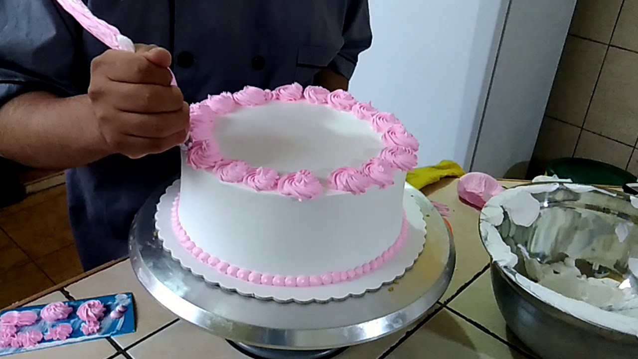 Cómo decorar una torta con chantilly - YouTube