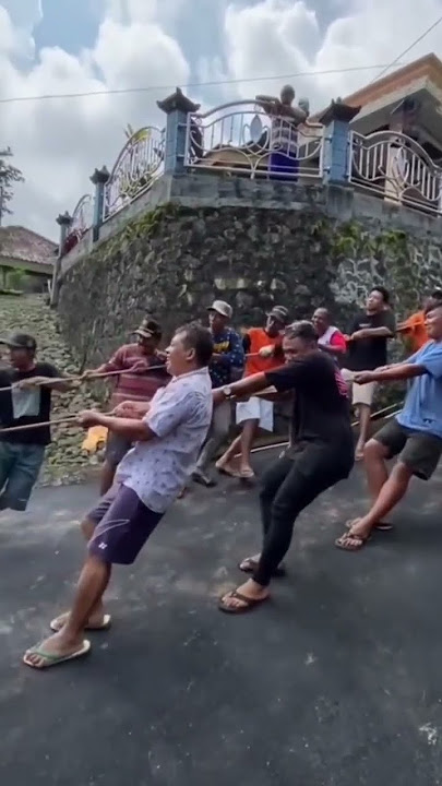 Ketika Warga gotong royong bangun aspal jalan #warga
