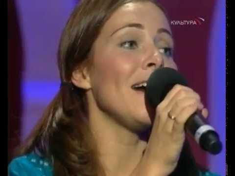 На голосе девочка хриплый голос. Женщина песня голос. Лирика сектор газа поет девушка. Нюша певица фото. Женщина, которая поет.