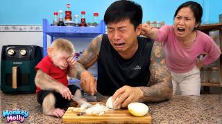 The moment Monkey Molly and Dad chop onions and end up with stinging eyes, making Mom very upset