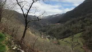 Dos Cabañas en Llerices enfrente de la Basílica de Covadonga