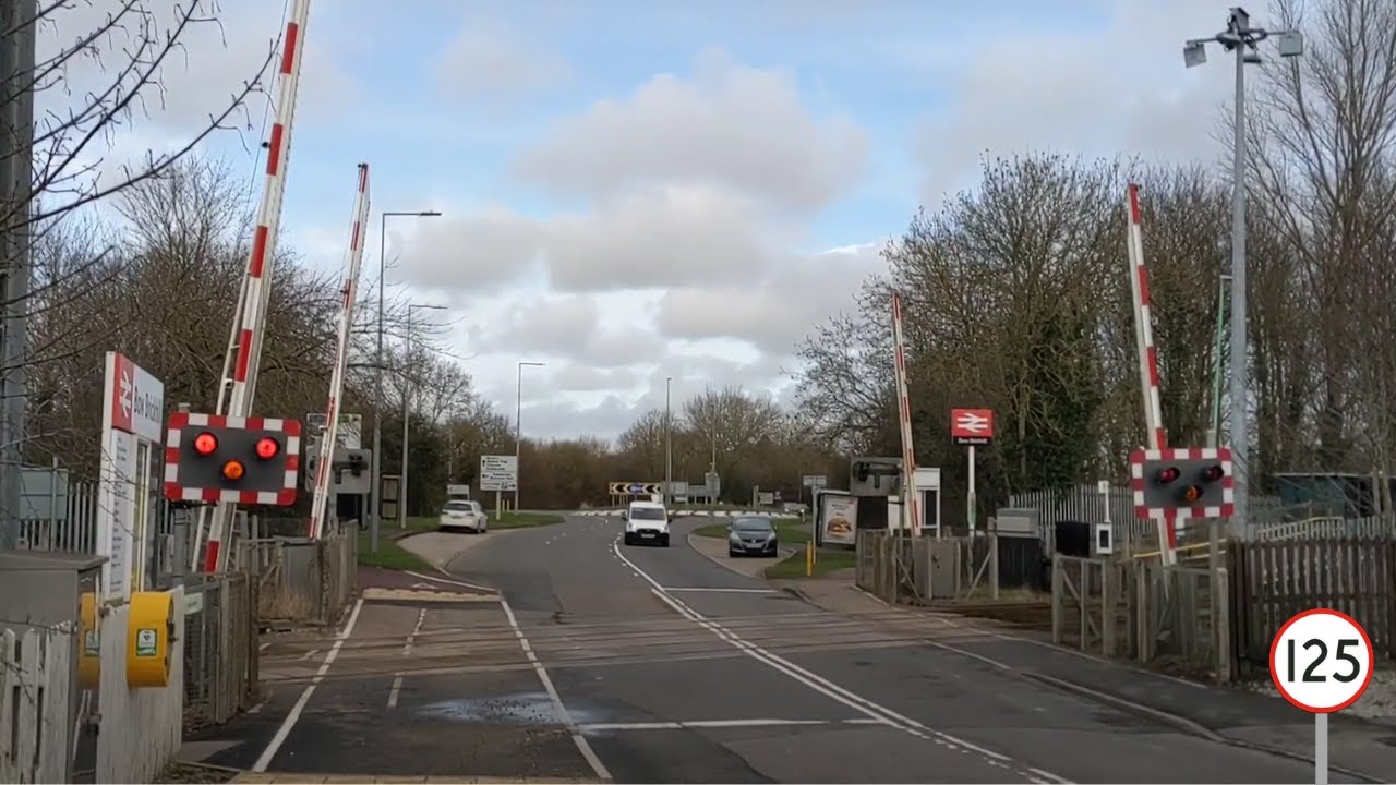 (Halogen Wigwags) Bow Brickhill Level Crossing, Buckinghamshire (23/02/24)