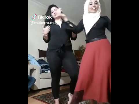 Harika Fizikli Türbanlı İle Balık Etli Kadının Mükemmel Dansı