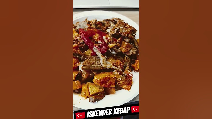 🥙 İskender kebap: Turkish dish of sliced meat with tomato sauce over pita bread 🇹🇷 #travel #turkey