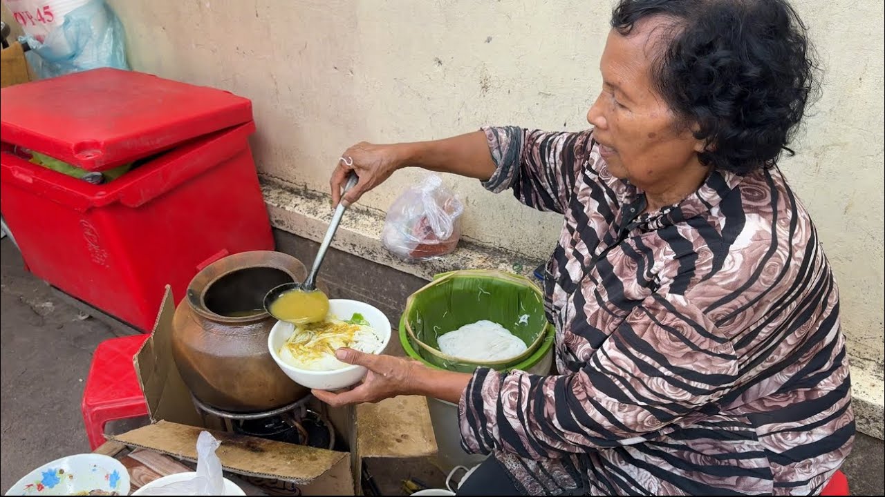 ជួប​អ៊ំលក់ នំបញ្ចុក/ Auntie Sells Traditional Khmer Rice Noodle Fish Soup Alone 