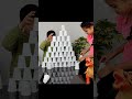 تحدي بناء اكبر هرم من اكواب البلاستيك فقط 