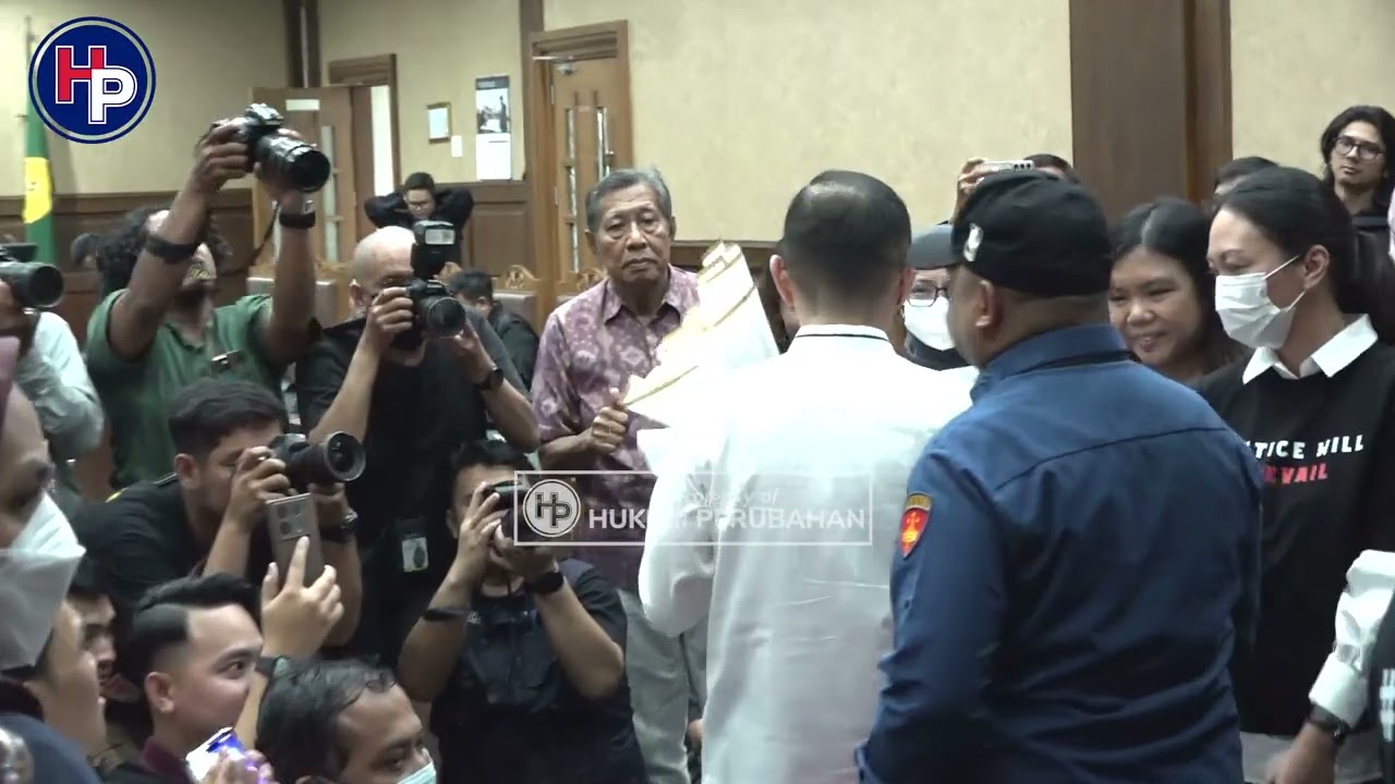 HAKIM MEMBACAKAN VONIS UNTUK TERDAKWA RIVA SIAHAAN, MAYA KUSMAYA DAN EDWARD CORNE