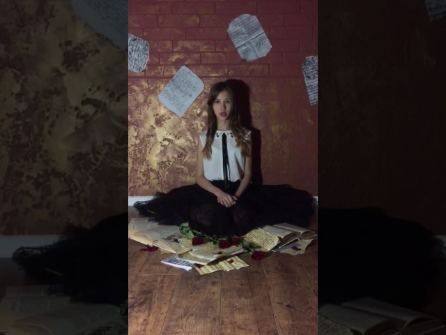 Изображение предпросмотра прочтения – Валерия Медведева читает произведение «Она сидела на полу…» Ф. И. Тютчева