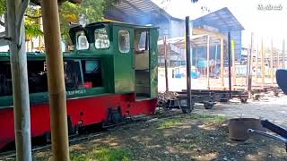 menikmati makan siang sambil melihat aktivitas lori tebu PG Semboro, ah mantab sekali