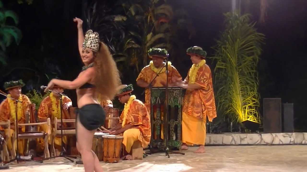 Démonstration de danse tahitienne par Moena Maiotui (Tahiti Ora), meilleure danseuse du Heiva