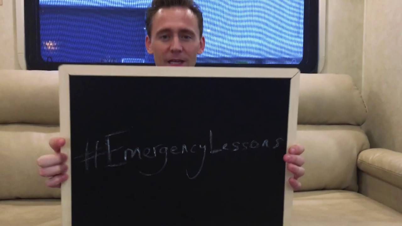 Tom Hiddleston per #EmergencyLessons: come vai a scuola?