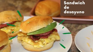 sandwich de desayuno con biscuits huevo salami y aguacate | ros emely