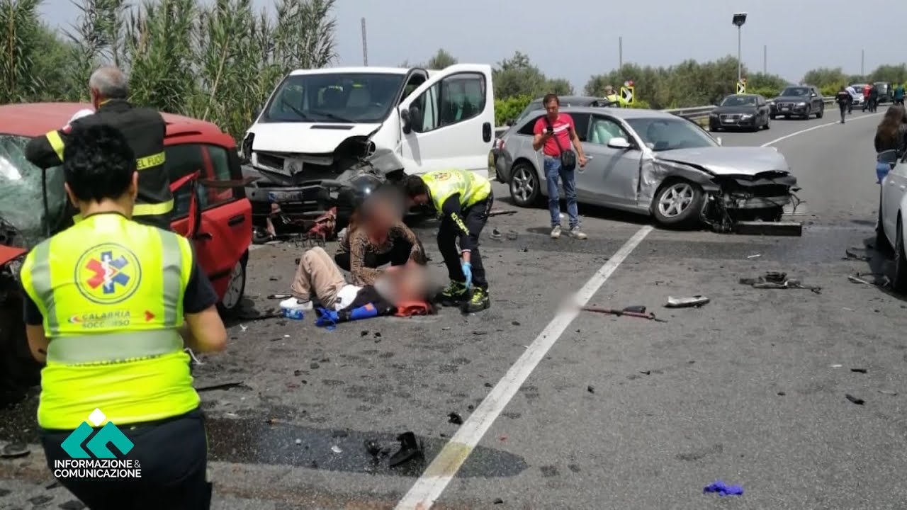 Scontro mortale sulla 106 a Corigliano Rossano, un morto e due feriti